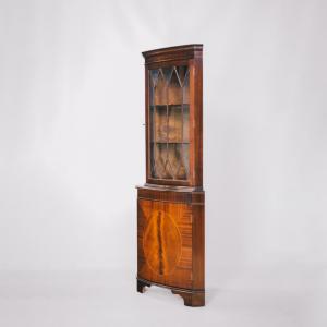 Eleganter Eckschrank mit Einzeltür und gebogener Form aus Mahagoni, Glasvitrinenschrank , antike style Eckvitrine