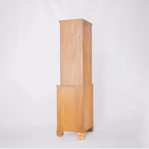 Eleganter Eckschrank mit Einzeltür und gebogener Form aus Mahagoni, Glasvitrinenschrank , antike style Eckvitrine