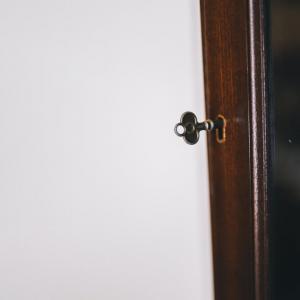 Eleganter Eckschrank mit Einzeltür und gebogener Form aus Mahagoni, Glasvitrinenschrank , antike style Eckvitrine