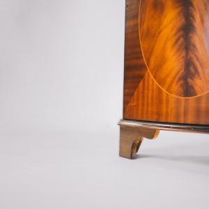 Eleganter Eckschrank mit Einzeltür und gebogener Form aus Mahagoni, Glasvitrinenschrank , antike style Eckvitrine