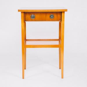 Kleiner Beistelltisch mit Schublade aus Eibenholz