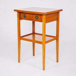 Kleiner Beistelltisch mit Schublade aus Eibenholz