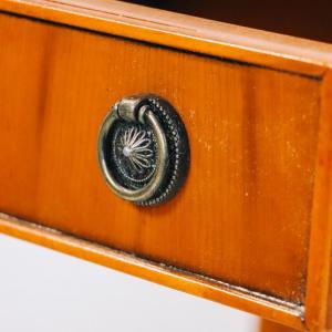 Kleiner Beistelltisch mit Schublade aus Eibenholz