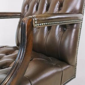 Vintage Chesterfield Drehstuhl mit braunem Leder, Bürostuhl