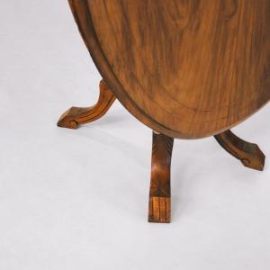 Viktorianischer, Ovaler Tiptop-table aus massivem Nussbaumholz und Mahagoni
