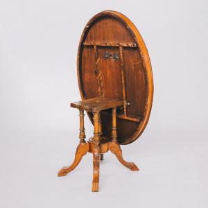 Viktorianischer, Ovaler Tiptop-table aus massivem Nussbaumholz und Mahagoni