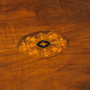 Viktorianischer, Ovaler Tiptop-table aus massivem Nussbaumholz und Mahagoni