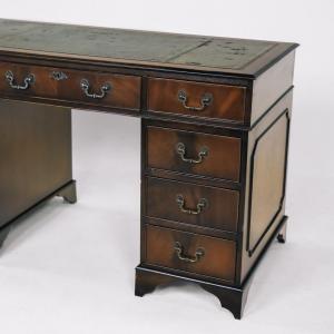 Antique Pedestal Desk aus feinem Mahagoni mit grüner Lederplatte, Antiker Schreibtisch mit neun Schubladen