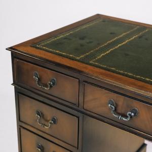 Antique Pedestal Desk aus feinem Mahagoni mit grüner Lederplatte, Antiker Schreibtisch mit neun Schubladen