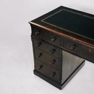 Viktorianischer Pedestal Desk aus massivem Mahagoni