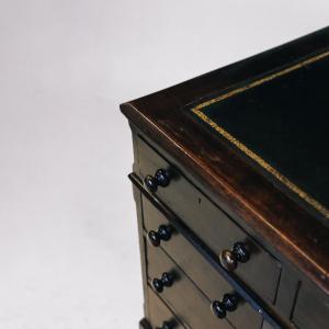 Viktorianischer Pedestal Desk aus massivem Mahagoni