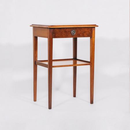 Eiben-Beistelltisch mit Bandintarsien und einer Schublade