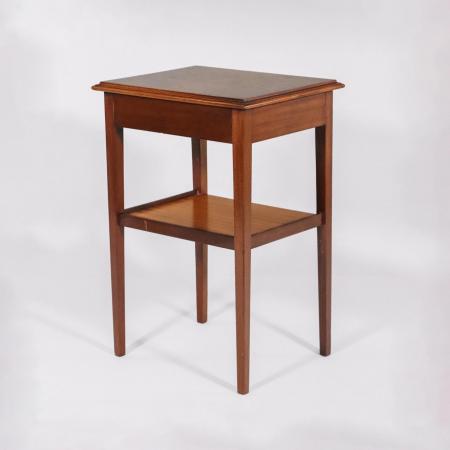 Eiben-Beistelltisch mit Bandintarsien und einer Schublade