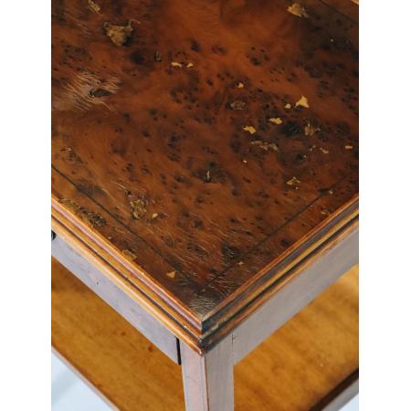 Eiben-Beistelltisch mit Bandintarsien und einer Schublade