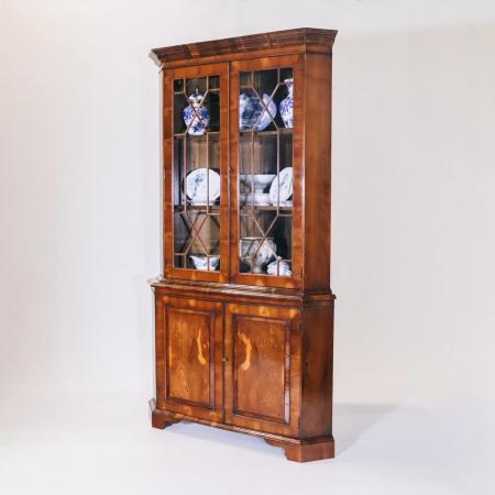 Großer vintage Cornercupboard mit zwei Türen aus Eibenholz