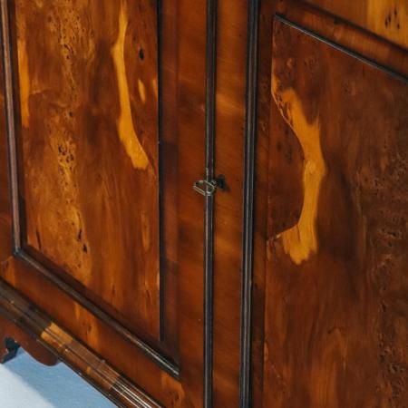 Großer vintage Cornercupboard mit zwei Türen aus Eibenholz