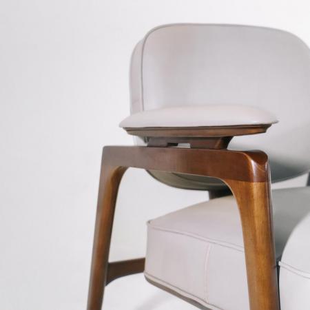 Eleganter Clubchair aus hochwertigem Leder, Mid Century Stil Sessel, Stuhl aus Massivholz