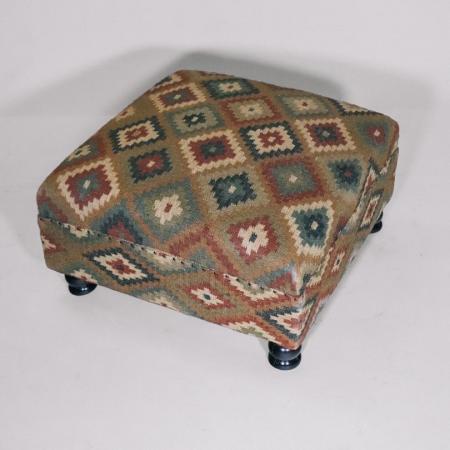 Außergewöhnlicher Sitzpouf im orientalischem Design aus Leinen