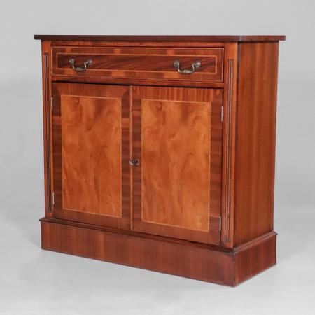Sideboard aus Mahagoni mit feiner Intarsienarbeit und swan handles