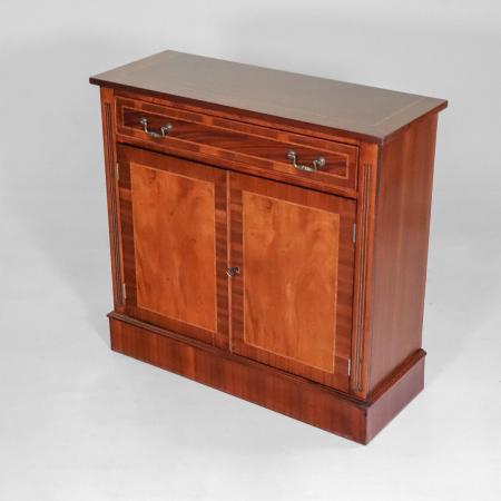 Sideboard aus Mahagoni mit feiner Intarsienarbeit und swan handles