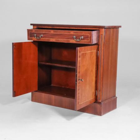 Sideboard aus Mahagoni mit feiner Intarsienarbeit und swan handles
