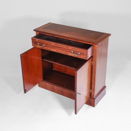 Sideboard aus Mahagoni mit feiner Intarsienarbeit und swan handles