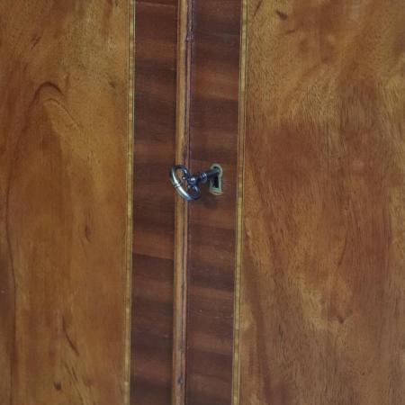 Sideboard aus Mahagoni mit feiner Intarsienarbeit und swan handles