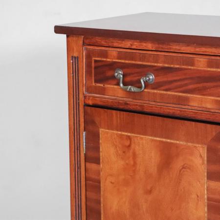 Sideboard aus Mahagoni mit feiner Intarsienarbeit und swan handles