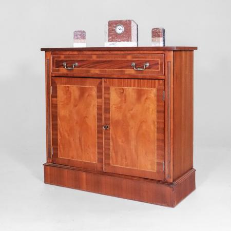 Sideboard aus Mahagoni mit feiner Intarsienarbeit und swan handles