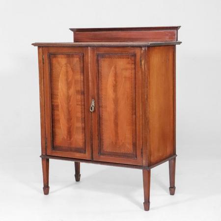 Antikes Sideboard mit Täfelung und außergewöhnlichem Intarsienbild