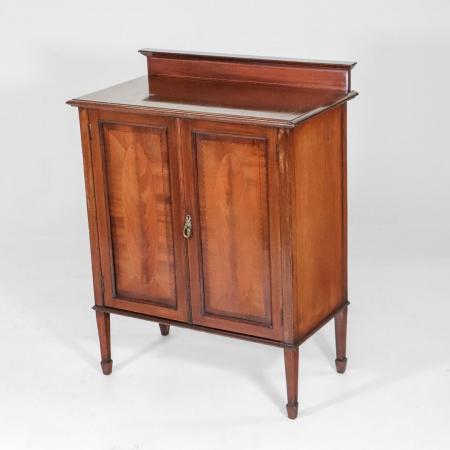 Antikes Sideboard mit Täfelung und außergewöhnlichem Intarsienbild