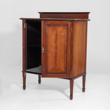 Antikes Sideboard mit Täfelung und außergewöhnlichem Intarsienbild