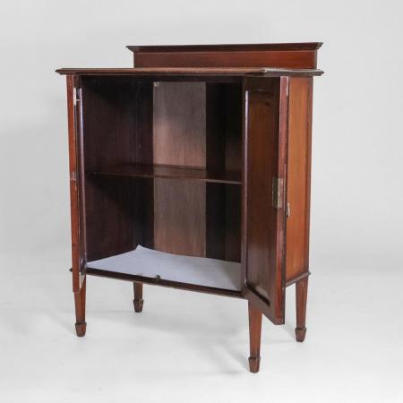 Antikes Sideboard mit Täfelung und außergewöhnlichem Intarsienbild