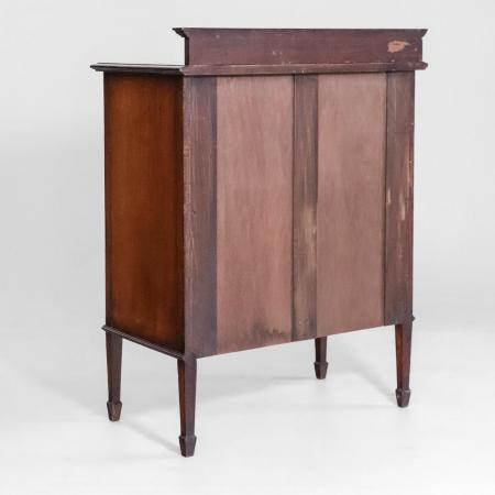 Antikes Sideboard mit Täfelung und außergewöhnlichem Intarsienbild