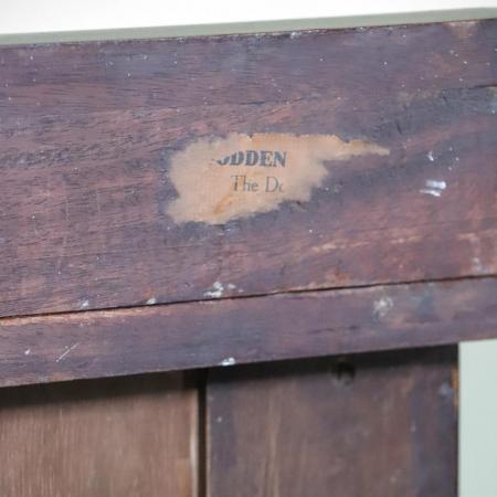 Antikes Sideboard mit Täfelung und außergewöhnlichem Intarsienbild