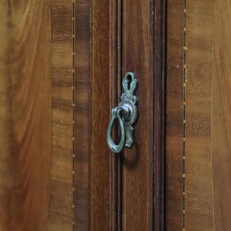 Antikes Sideboard mit Täfelung und außergewöhnlichem Intarsienbild