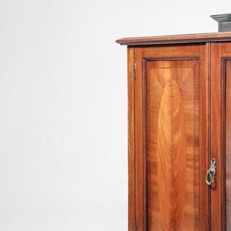 Antikes Sideboard mit Täfelung und außergewöhnlichem Intarsienbild