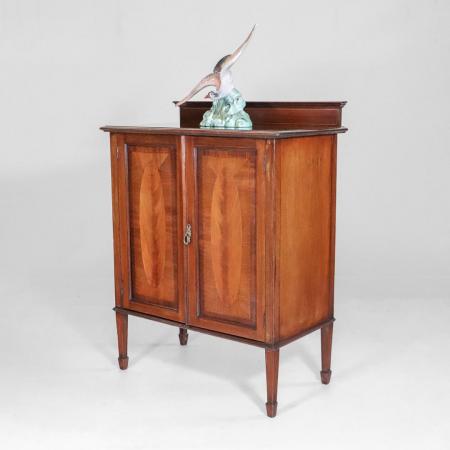 Antikes Sideboard mit Täfelung und außergewöhnlichem Intarsienbild