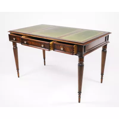 Ein elegantes Ladies Desk aus Mahagoni mit exquisit geprägter Lederplatte