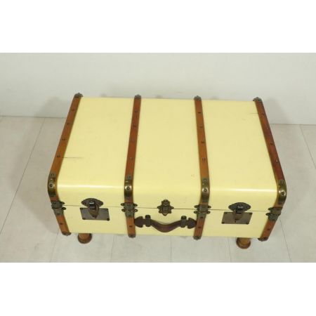 Ansehnlicher Sofatisch in Retro Kofferoptik in Creme-Weiß