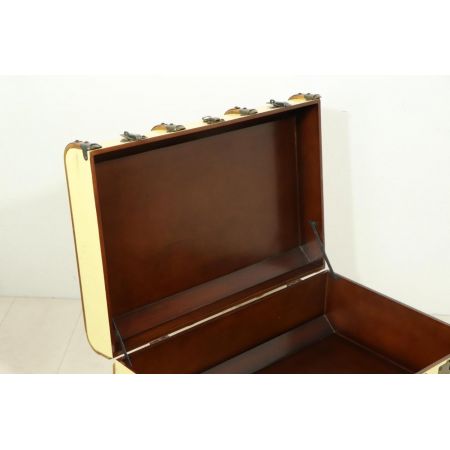 Ansehnlicher Sofatisch in Retro Kofferoptik in Creme-Weiß