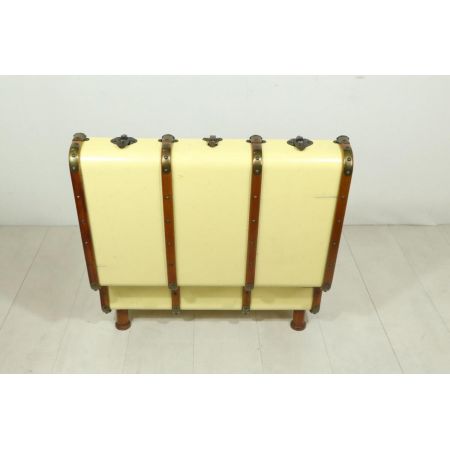 Ansehnlicher Sofatisch in Retro Kofferoptik in Creme-Weiß