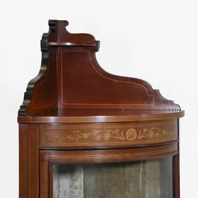 Eckvitrine mit Intarsien