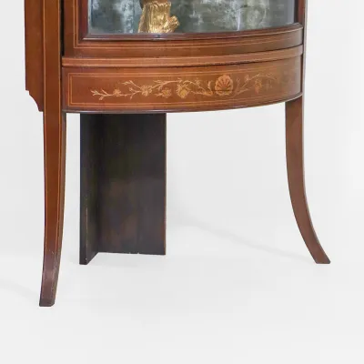 Eckvitrine mit Intarsien