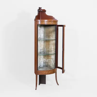 Eckvitrine mit Intarsien