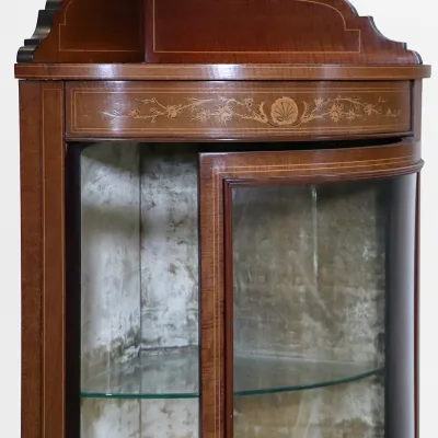 Eckvitrine mit Intarsien