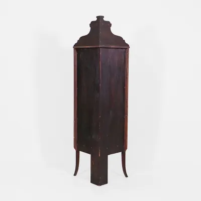 Eckvitrine mit Intarsien