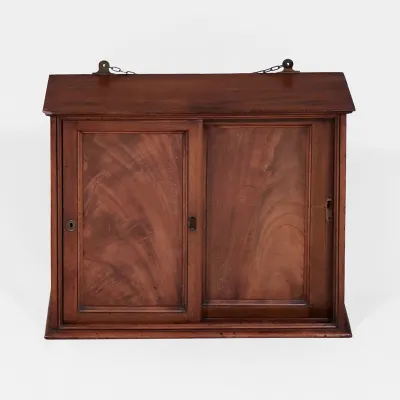 Antiker Wandschrank aus England 19. Jahrhundert Mahagoni viktorianischer Hängeschrank