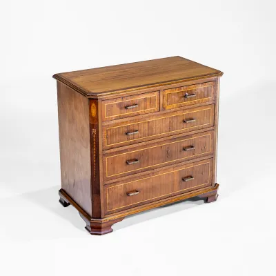 Englische George III Kommode aus Nussbaum und Mahagoni mit Intarsien – Sheraton Stil, um 1800