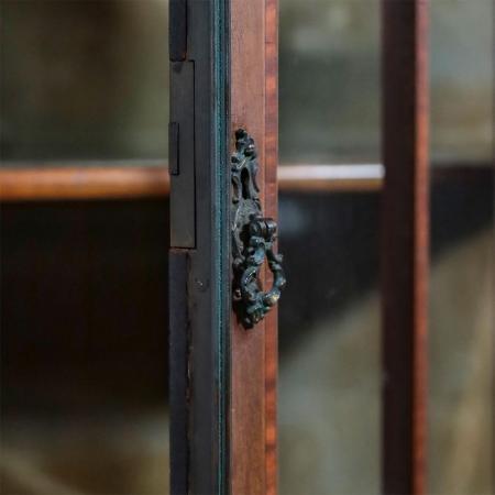 Englische Mahagoni Vitrine mit Satinholz Intarsien